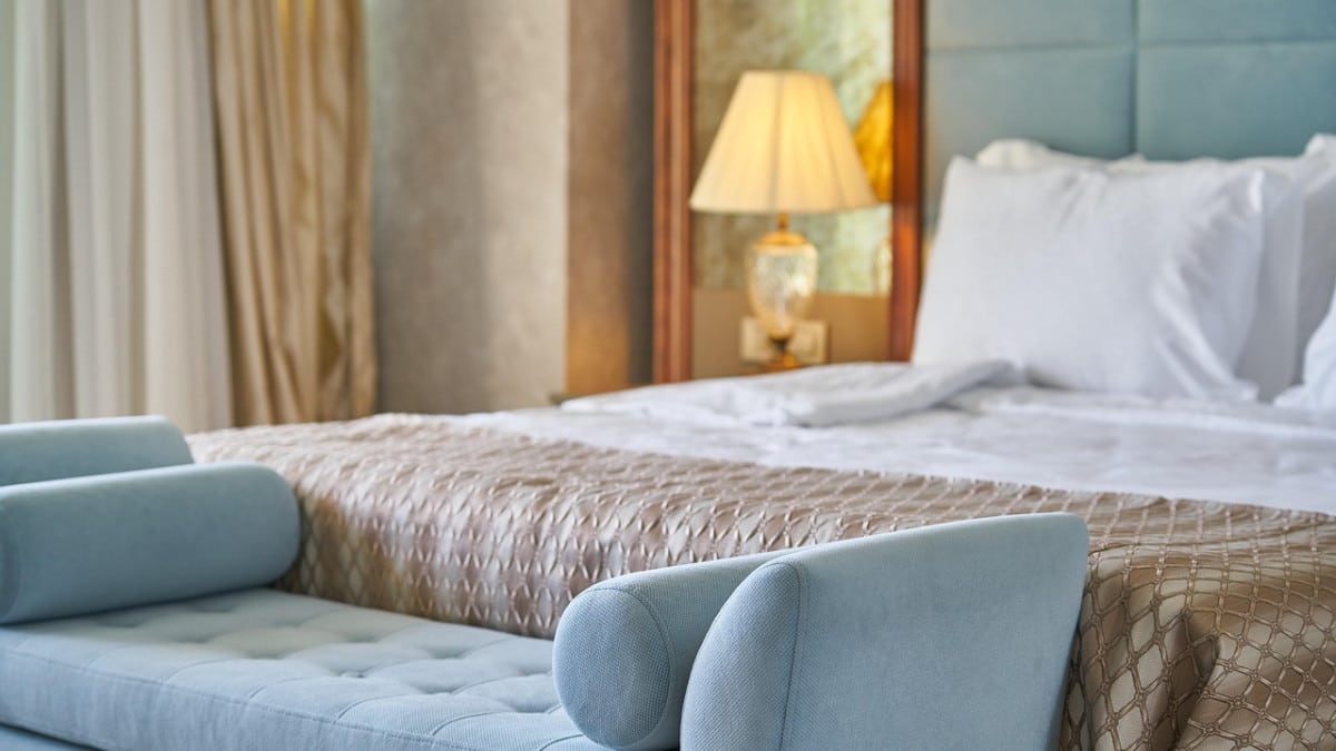 chambre d'hôtel bien agencée et confortable